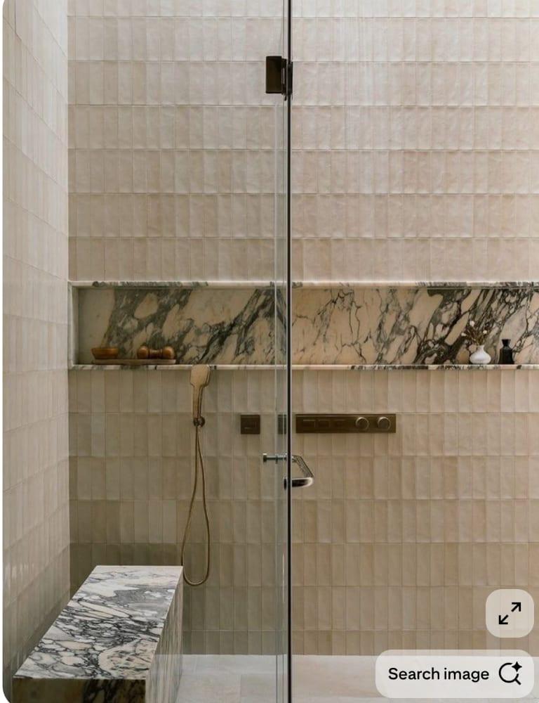 Shower with linear marble niche