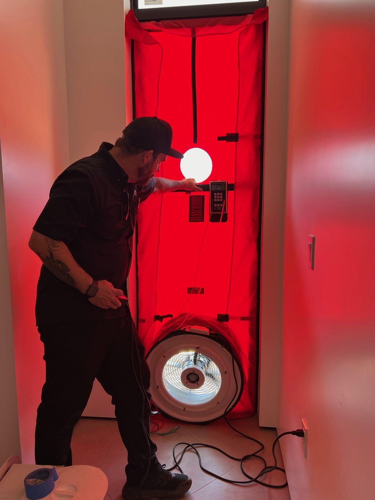 Blower door test at the front door